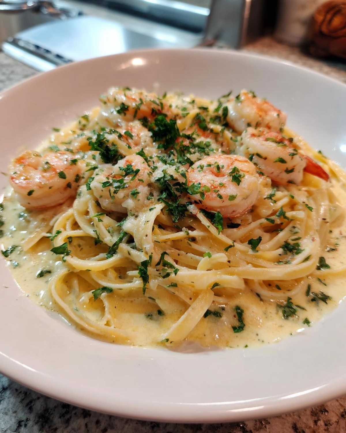 Creamy Garlic Shrimp Pasta - detail 1