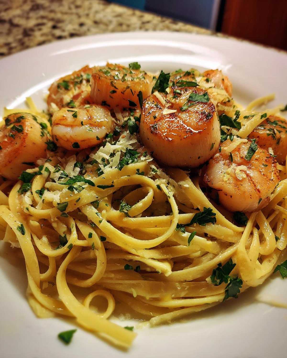 Shrimp and Scallop Pasta in Garlic Sauce - detail 1