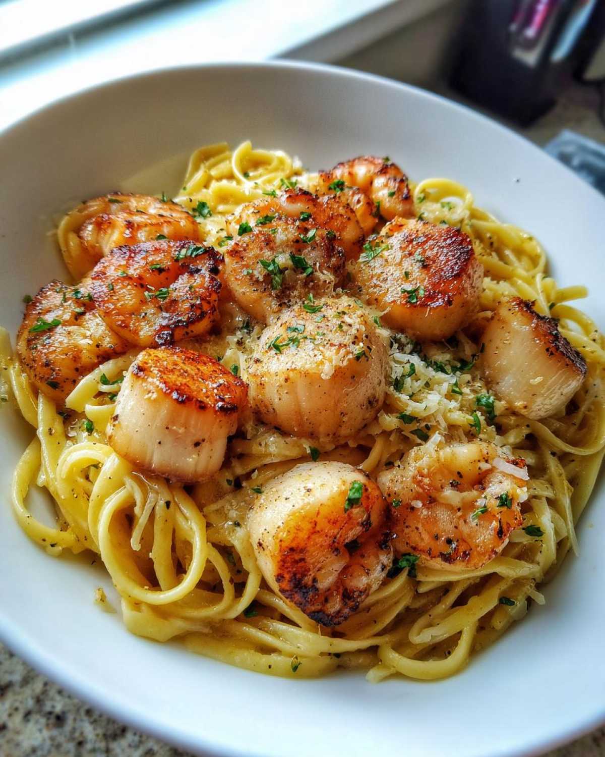 Shrimp and Scallop Pasta in Garlic Sauce - detail 4