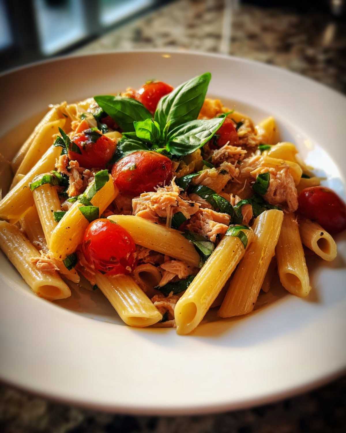 Tomato basil tuna pasta - detail 2